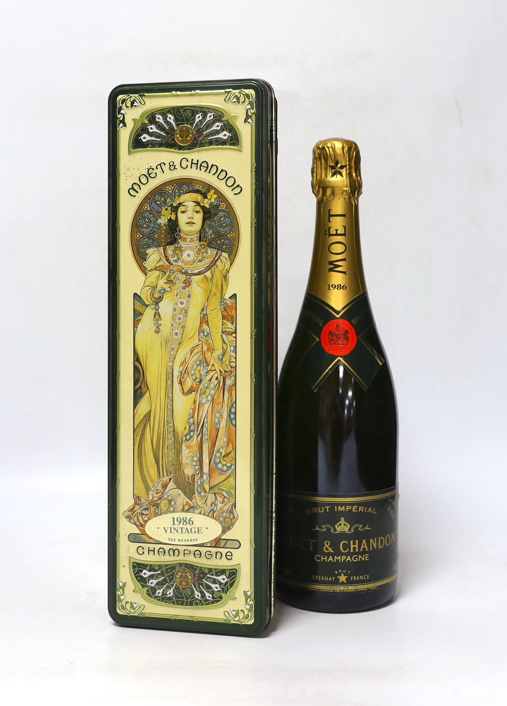 A boxed bottle of Moët & Chandon 1986